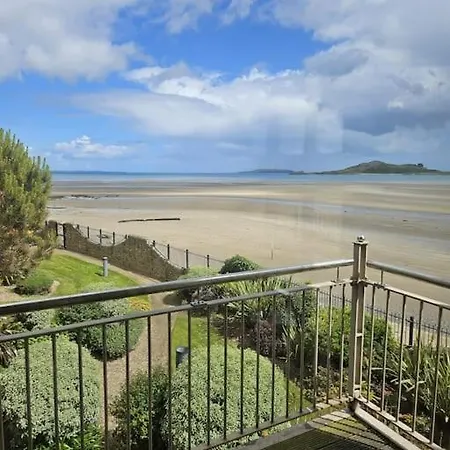 شقة Spectacular Beachfront