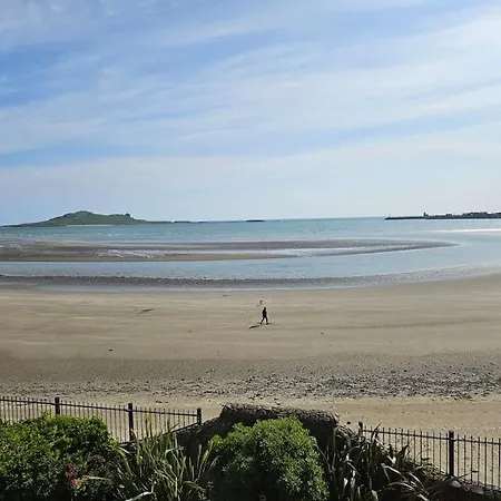 Spectacular Beachfront شقة