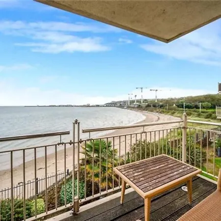 Spectacular Beachfront شقة *